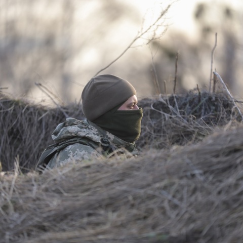 Πόλεμος στην Ουκρανία: Ουκρανός στρατιώτης παίρνει θέση μάχης κοντά στο Κίεβο