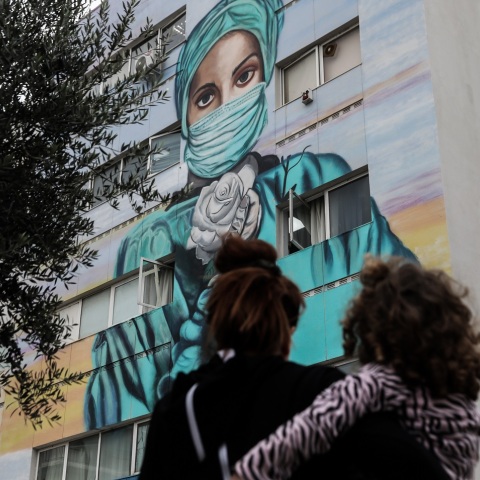 Τοιχογραφία που απεικονίζει μια νοσηλεύτρια στο Τζάνειο Νοσοκομείο Πειραιά