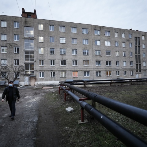 Πόλεμος στην Ουκρανία: Πολίτης περπατά στην πόλη Ντονέτσκ