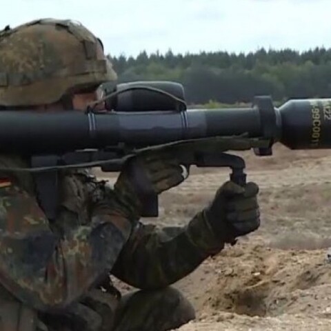 Αλλαγή στάσης για τη Γερμανία: Θα προμηθεύσει την Ουκρανία με όπλα μέσω τρίτης χώρας