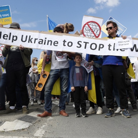 Πόλεμος στην Ουκρανία: Διαδηλώσεις υπέρ της επιβολής περιορισμών στη Ρωσία για το σύστημα SWIFT