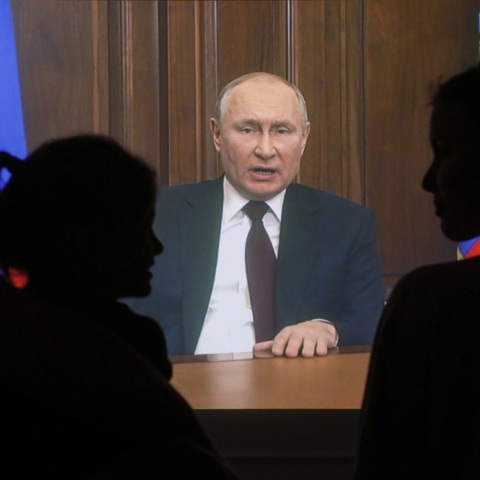 Άνθρωποι που παρακολουθούν το διάγγελμα Πούτιν για την εισβολή της Ρωσίας στην Ουκρανία