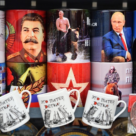 Σουβενίρ με εικόνες των Πούτιν, Στάλιν, Λένιν στη Ρωσία