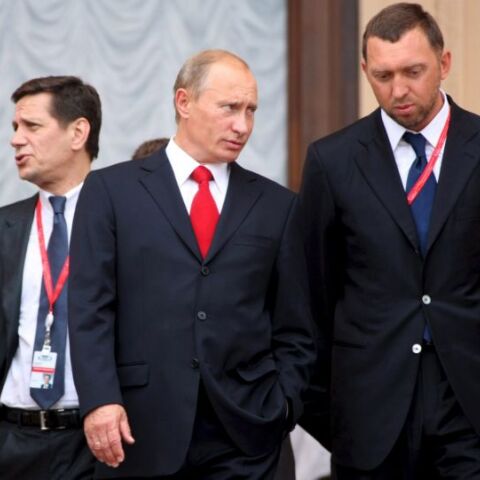 Ο Ολεγκ Ντεριπάσκα (δεξιά) είναι ένας από τους λεγόμενους ρώσους ολιγάρχες που ανήκουν στον κύκλο του ρώσου ηγέτη Βλαντίμιρ Πούτιν και ελέγχουν τις μεγαλύτερες επιχειρήσεις στη χώ