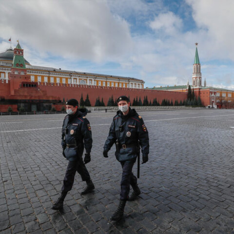 Ρώσοι αστυνομικοί έξω από το Κρεμλίνο στη Μόσχα