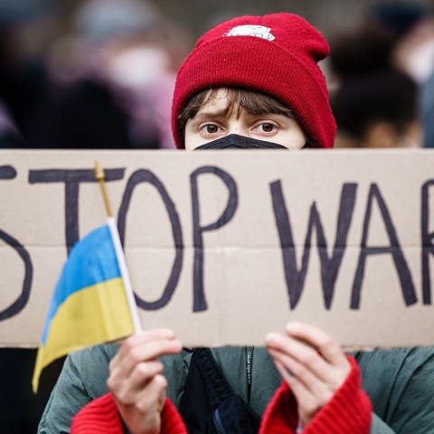 Διαδηλωτής για τον πόλεμο στην Ουκρανία με πλακάτ "Stop the War"