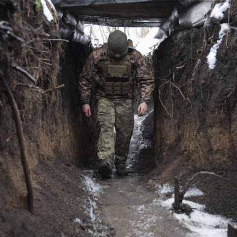 Ουκρανός στρατιώτης στα χαρακώματα στο Ντόνετσκ στην Ανατολική Ουκρανία