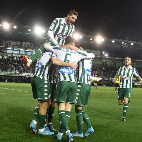 Οι παίκτες του Παναθηναϊκού πανηγυρίζουν τη νίκη επί της ΑΕΚ