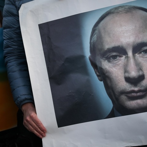 Πλακάτ με το πρόσωπο του Βλαντιμίρ Πούτιν σε διαδήλωση για τον πόλεμο στην Ουκρανία