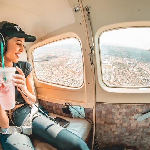 Συμβουλές ομορφιάς: Πώς να φροντίσουμε το δέρμα μας πριν, κατά τη διάρκεια και μετά από ένα αεροπορικό ταξίδι.