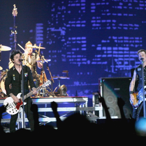 Οι Green Day κατά τη διάρκεια συναυλίας τους στη Γερμανία.