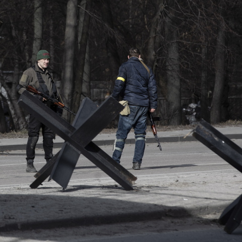 Πόλεμος στην Ουκρανία: Ουκρανοί στρατιώτες σε σημείο ελέγχου στο Κίεβο
