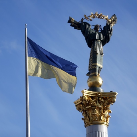 Η ουκρανική σημαία κυματίζει μπροστά από το μνημείο Ανεξαρτησίας στην κεντρική πλατεία του Κιέβου