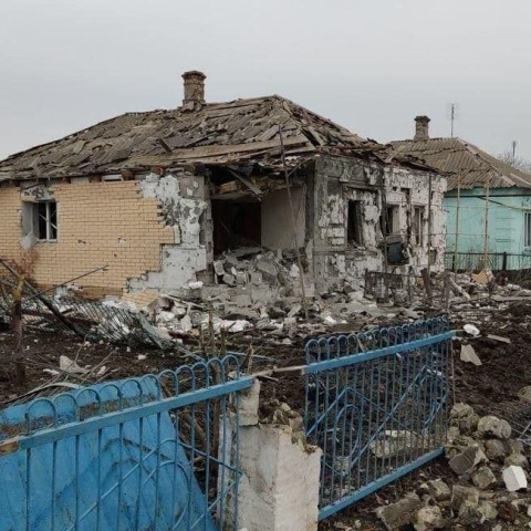 Από τον βομβαρδισμό στο χωριό Σαρτανά, στην Μαριούπολη.