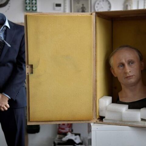  Το Μουσείο Γκρεβέν του Παρισιού αφαιρεί το κέρινο ομοίωμα του Πούτιν μετά τον βανδαλισμό του από επισκέπτες -