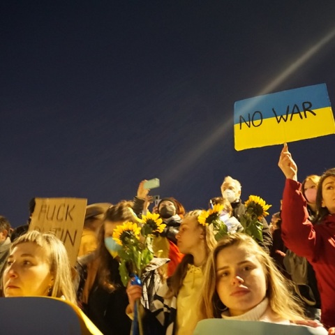 ΑΝΤΙΠΟΛΕΜΙΚΗ ΣΥΓΚΕΝΤΡΩΣΗ ΣΤΟ ΣΥΝΤΑΓΜΑ ΓΙΑ ΤΟΝ ΠΟΛΕΜΟ ΣΤΗΝ ΟΥΚΡΑΝΙΑ © Ευτέρπη Μουζακίτη / Athens Voice