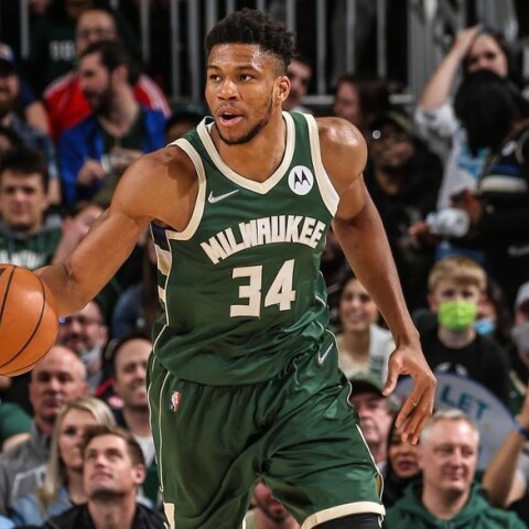 Ο Γιάννης Αντετοκούνμπο στη νίκη επί των Χόρνετς