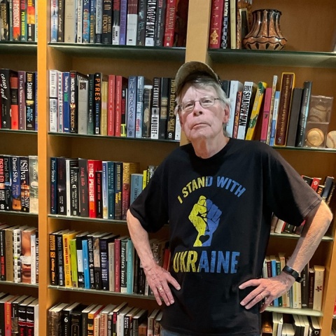 Ο Αμερικανός συγγραφέας, Στίβεν Κινγκ, φορά μπλούζα με μήνυμα αλληλεγγύης στην Ουκρανία