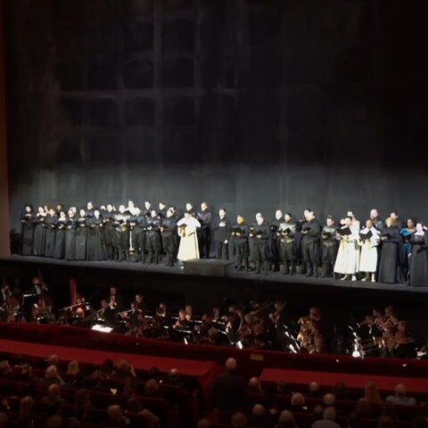 Οι ερμηνευτές της Μητροπολιτικής Όπερας της Νέας Υόρκης ψάλλουν τον εθνικό ύμνο της Ουκρανίας