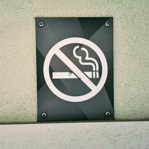 Πινακίδα «Απαγορεύτεται το κάπνισμα» σε τοίχο