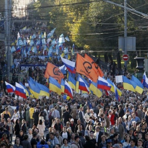 Ρώσοι πολίτες σε αντιπολεμική διαδήλωση στη Ρωσία