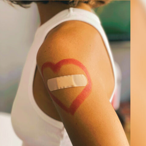 Γυναικείο χέρι με τσιρότο στο μπράτσο