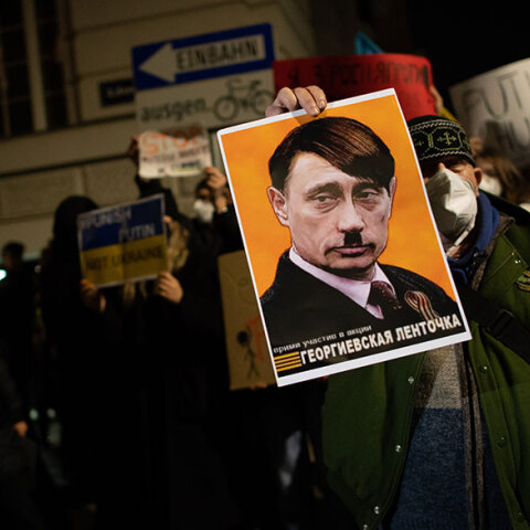 Ο Βλαντιμίρ Πούτιν ως Αδόλφος Χίτλερ σε πλακάτ σε διαμαρτυρία κατά του ρωσο-ουκρανικου πολέμου στη Βιέννη