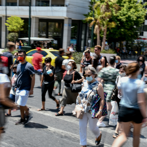 Κόσμος στην πλατεία Συντάγματος