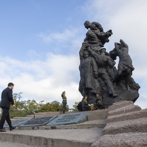 Ο πρόεδρος της Ουκρανίας, Βολοντίμιρ Ζελένσκι, στο μνημείο για τη σφαγή στο Μπάμπι Γιαρ στο Κίεβο