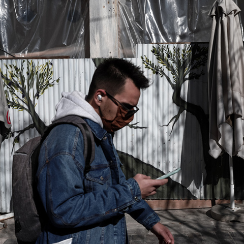 Πολίτης με μάσκα