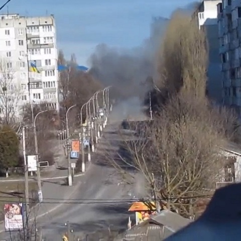 Ουκρανία: Τραβάει βίντεο τη στιγμή που άρμα μάχης ρίχνει οβίδα δίπλα του