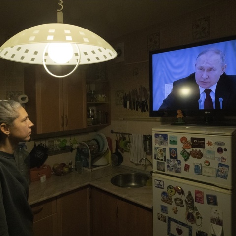 Πόλεμος στην Ουκρανία: Γυναίκα παρακολουθεί τις δηλώσεις του προέδρου της Ρωσίας, Βλαντιμίρ Πούτιν, στην τηλεόραση