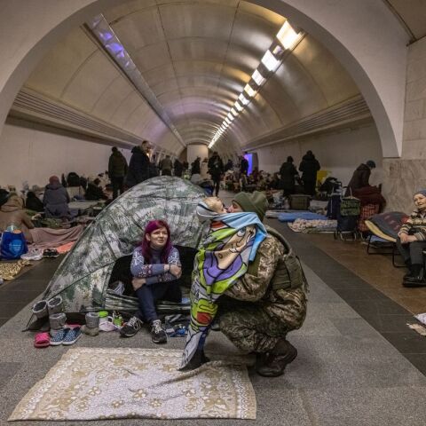 Ουκρανός στρατιώτης αγκαλιάζει τον γιο του σε σταθμό του μετρό στο Κίεβο