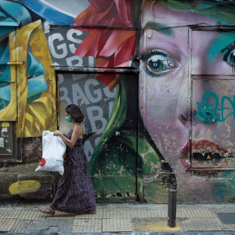 Γυναίκα που περπατά σε δρόμο της Αθήνας