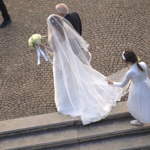 Γάμος - Παρανυφάκι κρατά την ουρά νυφικού
