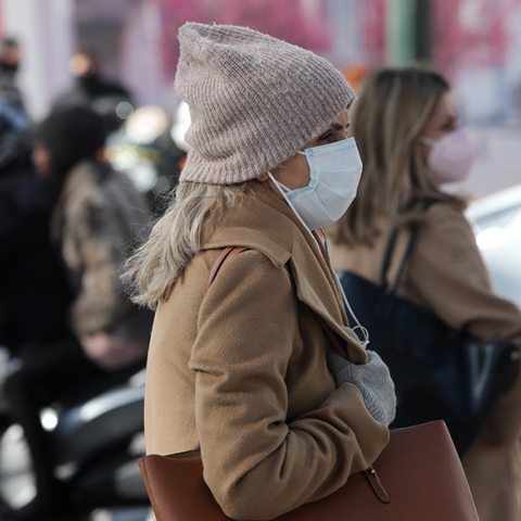 Πολίτες με μάσκα στο κέντρο της Αθήνας
