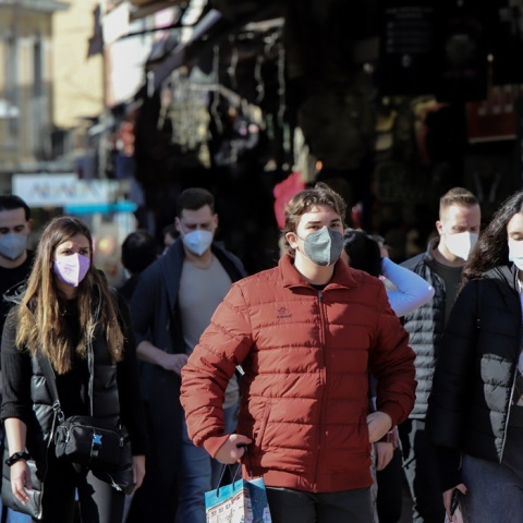 Πολίτες με μάσκα περπατούν στο κέντρο της Αθήνας
