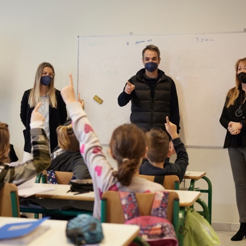 Ο πρωθυπουργός Κυριάκος Μητσοτάκης σε σχολική αίθουσα στη Σύρο
