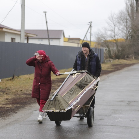 Πόλεμος στην Ουκρανία - Άνθρωποι μεταφέρουν φέρετρο με καρότσι