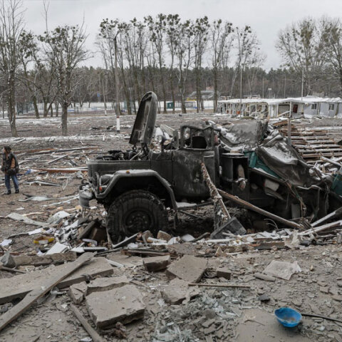 Κατεστραμμένο ρωσικό στρατιωτικό φορτηγό έξω από το Κίεβο στην Ουκρανία