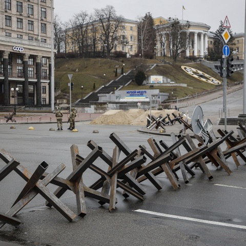 Πόλεμος στην Ουκρανία - Οδοφράγματα στο Κίεβο και στρατιώτες