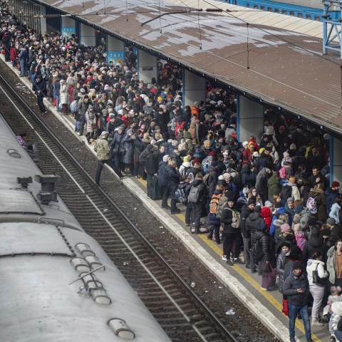 Πρόσφυγες σε σταθμό τρένου στην Ουκρανία