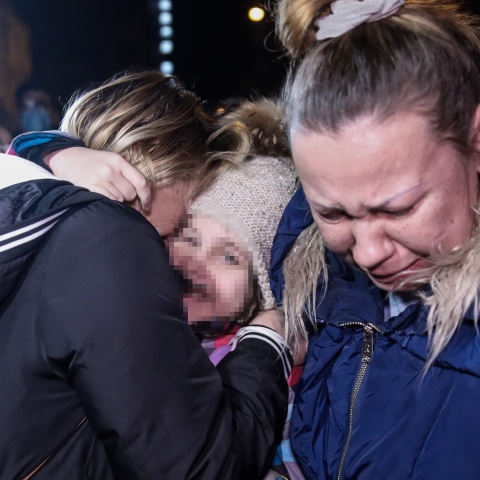 Πόλεμος Ουκρανία – Ρωσία: Με δάκρυα, αλλά και διάχυτη ανακούφιση έφτασαν στην Αθήνα το βράδυ της Παρασκευής περισσότεροι πρόσφυγες από την Ουκρανία.