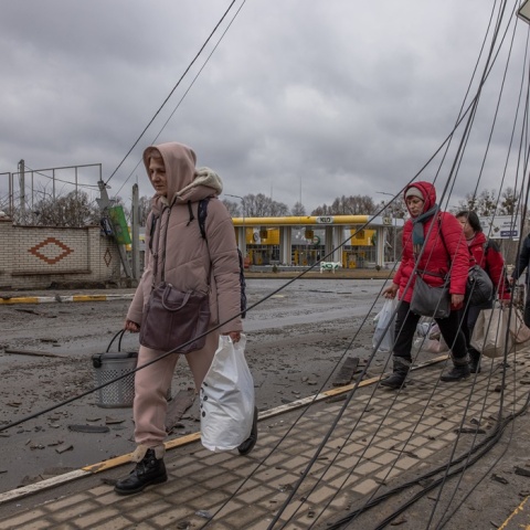 Πόλεμος στην Ουκρανία: Άμαχοι με πράγματα στα χέρια και στην πλάτη αναζητούν τη διαφυγή τους από πόλη της χώρας