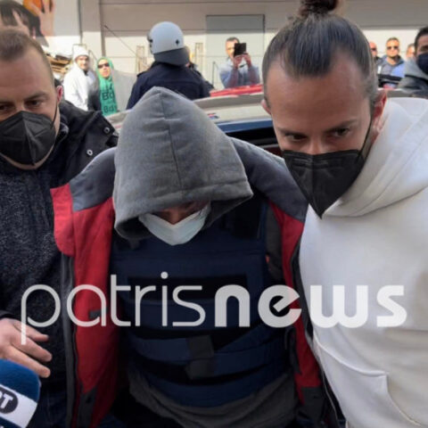 Ανδραβίδα - φονικό: Ο 60χρονος καθ' ομολογία δολοφόνος κατά την άφιξή του στο δικαστήριο