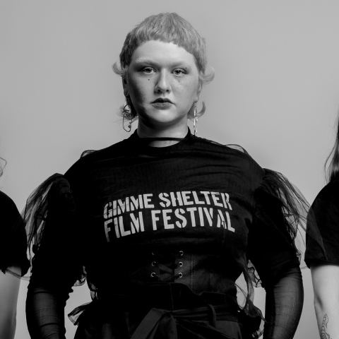 Γυναίκες με t-shirts Gimme Shelter Film Festival