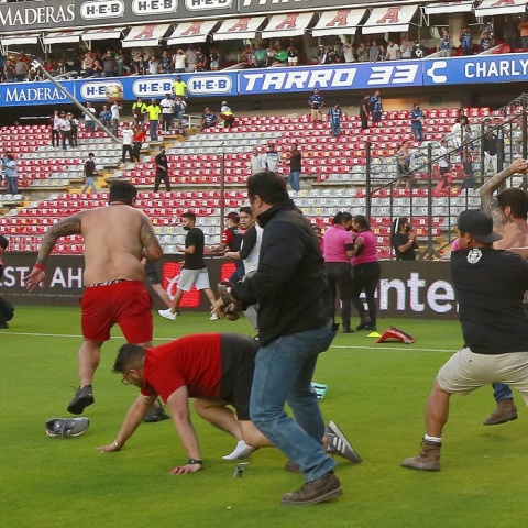 Επεισόδια σε ποδοσφαιρικό αγώνα στο Μεξικό: Οπαδοί στον αγωνιστικό χώρο