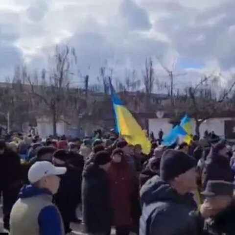 Ουκρανοί διαδηλωτές στην πόλη Nova Kakhovka (περιοχή Χερσώνα)