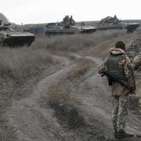 Ουκρανοί στρατιώτες έξω από οικισμό στο κεντρικό τμήμα της Ουκρανίας