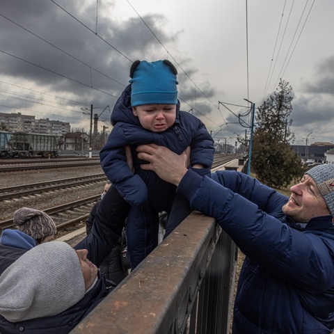 Οι Ουκρανοί κατακλύζουν τον σιδηροδρομικό σταθμό Irpin καθώς προσπαθούν να φτάσουν στο Κίεβο